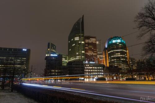 Den Haag bij nacht zurichtoren en hoftoren met tram (1)