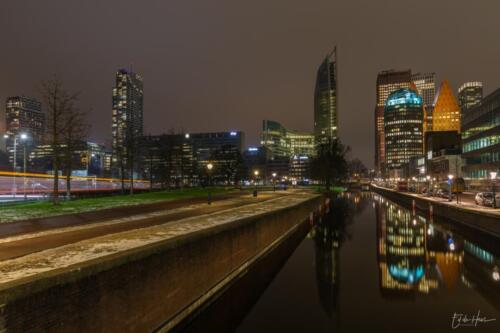 Den Haag bij nacht zurichtoren hoftoren met tram (2)